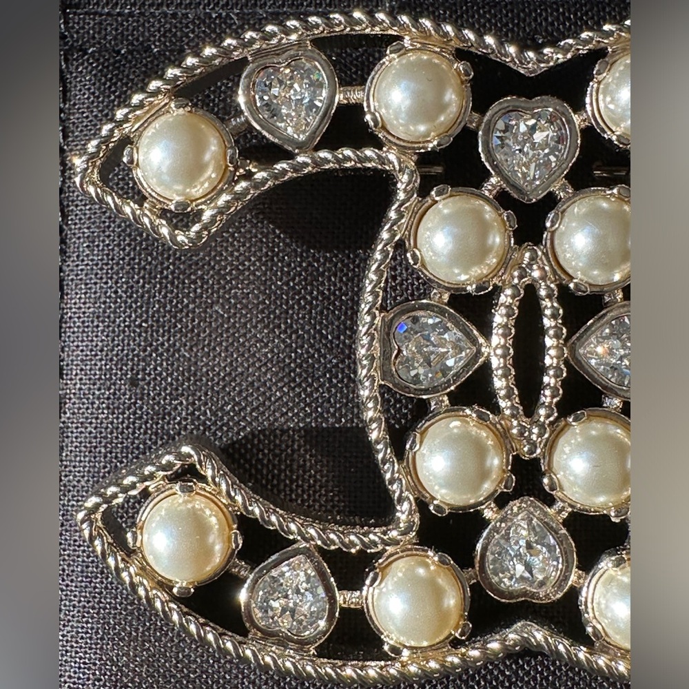 2022S CHANEL LARGE RUNWAY GOLD CC LOGO PEARLS CRYSTALS BROOCH PIN NEW - Picture 15 of 16